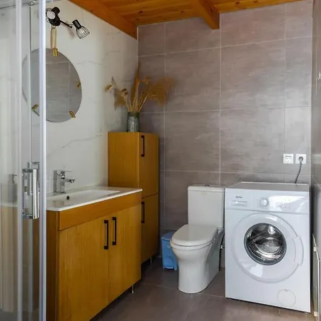 Roidis -close To * חאניה